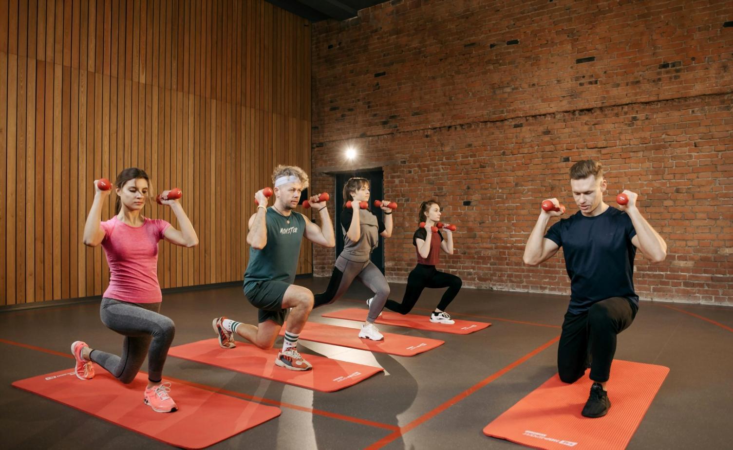 Atleta practicando técnicas especializadas de yoga para mejorar flexibilidad y concentración